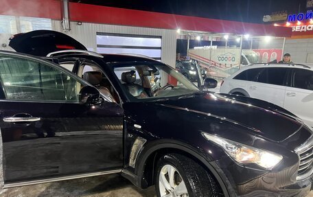 Infiniti QX70, 2013 год, 1 900 000 рублей, 11 фотография