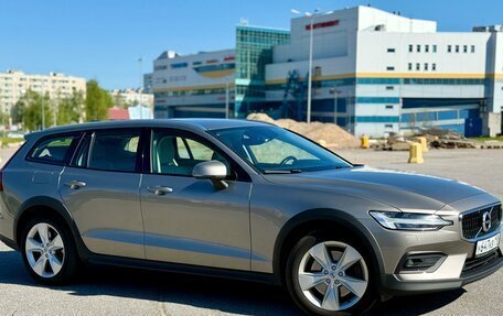 Volvo V60 Cross Country II, 2019 год, 3 290 000 рублей, 2 фотография