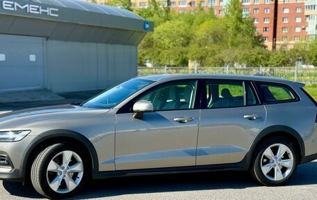 Volvo V60 Cross Country II, 2019 год, 3 290 000 рублей, 4 фотография