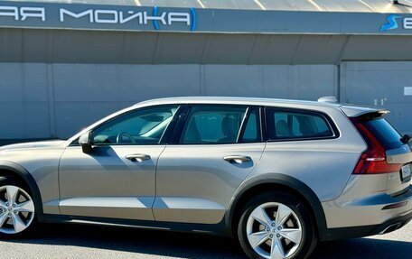 Volvo V60 Cross Country II, 2019 год, 3 290 000 рублей, 3 фотография