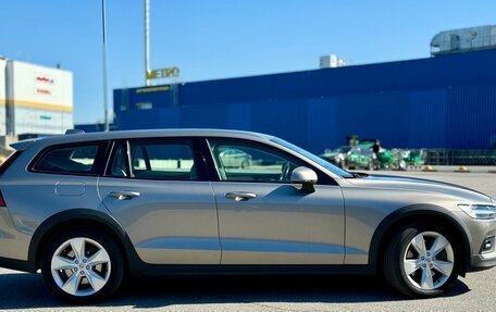 Volvo V60 Cross Country II, 2019 год, 3 290 000 рублей, 7 фотография