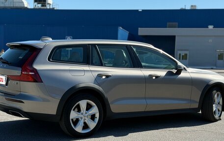 Volvo V60 Cross Country II, 2019 год, 3 290 000 рублей, 8 фотография