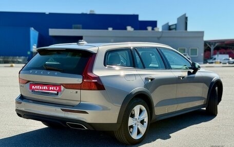 Volvo V60 Cross Country II, 2019 год, 3 290 000 рублей, 5 фотография
