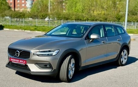 Volvo V60 Cross Country II, 2019 год, 3 290 000 рублей, 9 фотография