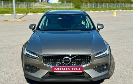 Volvo V60 Cross Country II, 2019 год, 3 290 000 рублей, 6 фотография