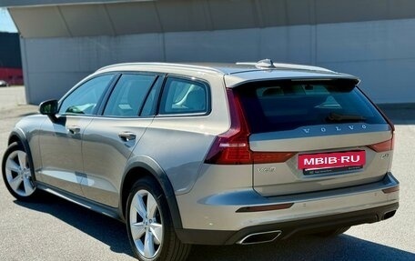 Volvo V60 Cross Country II, 2019 год, 3 290 000 рублей, 10 фотография