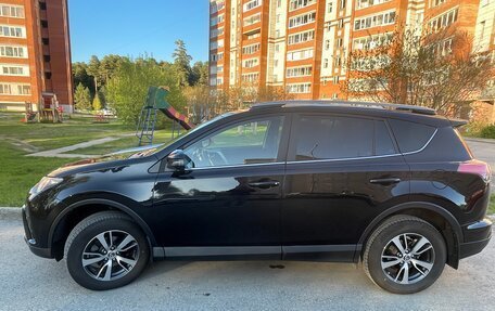 Toyota RAV4, 2017 год, 2 650 000 рублей, 2 фотография