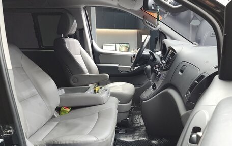 Hyundai Grand Starex Grand Starex I рестайлинг 2, 2021 год, 2 370 000 рублей, 15 фотография