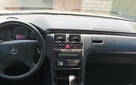 Mercedes-Benz E-Класс, 1999 год, 900 000 рублей, 3 фотография