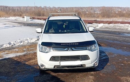 Mitsubishi Outlander III рестайлинг 3, 2013 год, 1 450 000 рублей, 4 фотография