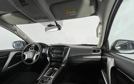 Mitsubishi Pajero Sport III рестайлинг, 2018 год, 2 700 000 рублей, 13 фотография