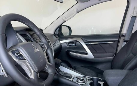 Mitsubishi Pajero Sport III рестайлинг, 2018 год, 2 700 000 рублей, 29 фотография