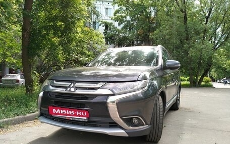 Mitsubishi Outlander III рестайлинг 3, 2015 год, 2 100 000 рублей, 2 фотография