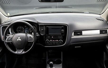 Mitsubishi Outlander III рестайлинг 3, 2014 год, 1 355 000 рублей, 11 фотография