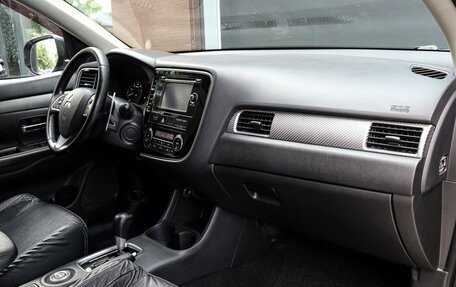 Mitsubishi Outlander III рестайлинг 3, 2014 год, 1 355 000 рублей, 9 фотография