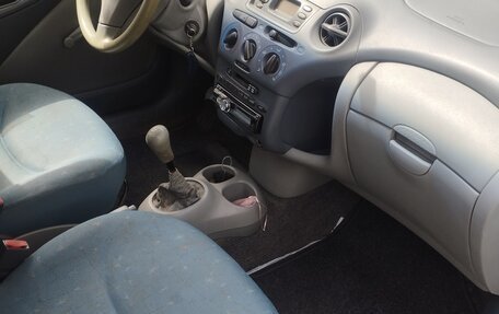 Toyota Yaris I рестайлинг, 2000 год, 250 000 рублей, 8 фотография