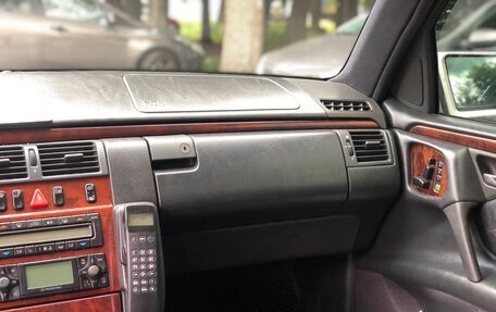 Mercedes-Benz E-Класс, 1998 год, 750 000 рублей, 10 фотография