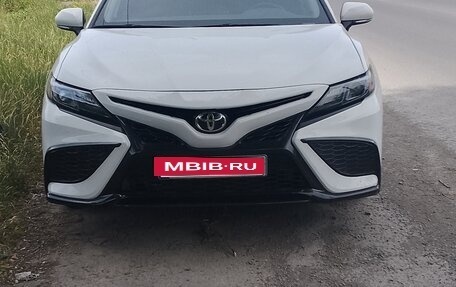 Toyota Camry, 2022 год, 1 900 000 рублей, 1 фотография