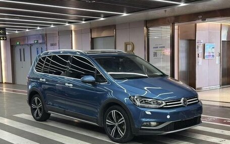 Volkswagen Touran III, 2022 год, 2 400 000 рублей, 1 фотография