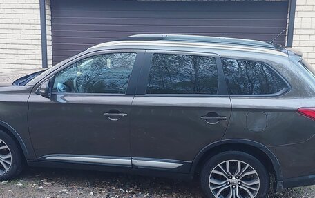Mitsubishi Outlander III рестайлинг 3, 2016 год, 1 850 000 рублей, 2 фотография