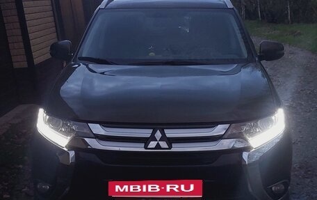 Mitsubishi Outlander III рестайлинг 3, 2016 год, 1 850 000 рублей, 4 фотография