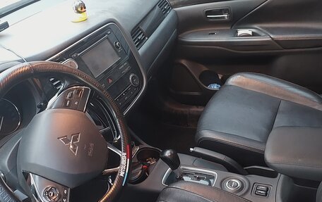 Mitsubishi Outlander III рестайлинг 3, 2016 год, 1 850 000 рублей, 6 фотография