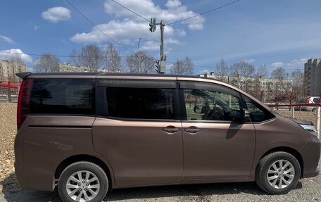 Toyota Noah III, 2014 год, 1 870 000 рублей, 5 фотография