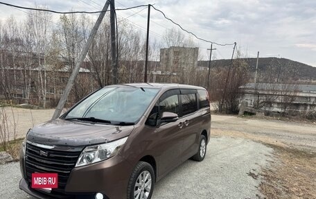 Toyota Noah III, 2014 год, 1 870 000 рублей, 7 фотография