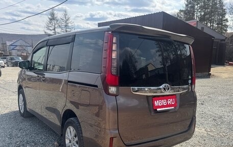 Toyota Noah III, 2014 год, 1 870 000 рублей, 3 фотография