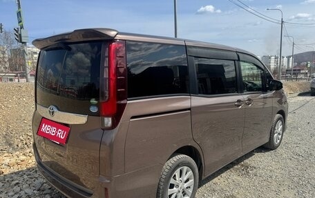 Toyota Noah III, 2014 год, 1 870 000 рублей, 4 фотография