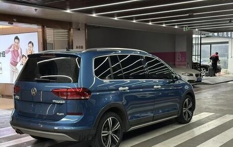 Volkswagen Touran III, 2022 год, 2 400 000 рублей, 4 фотография