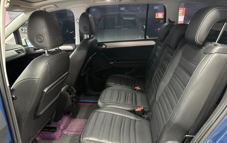 Volkswagen Touran III, 2022 год, 2 400 000 рублей, 9 фотография