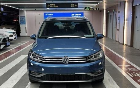 Volkswagen Touran III, 2022 год, 2 400 000 рублей, 2 фотография