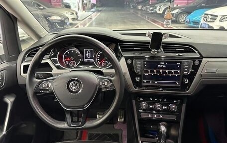 Volkswagen Touran III, 2022 год, 2 400 000 рублей, 8 фотография