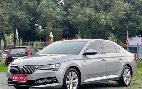 Skoda Superb III рестайлинг, 2022 год, 2 200 000 рублей, 1 фотография