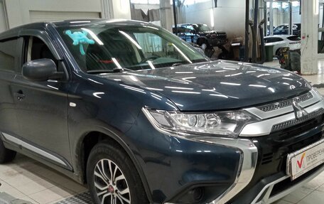 Mitsubishi Outlander III рестайлинг 3, 2019 год, 1 800 000 рублей, 2 фотография