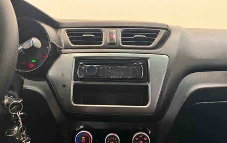 KIA Rio III рестайлинг, 2015 год, 895 000 рублей, 17 фотография