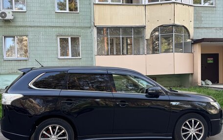 Mitsubishi Outlander III рестайлинг 3, 2013 год, 2 000 000 рублей, 3 фотография