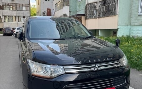 Mitsubishi Outlander III рестайлинг 3, 2013 год, 2 000 000 рублей, 2 фотография