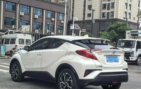 Toyota C-HR I рестайлинг, 2022 год, 2 000 000 рублей, 3 фотография