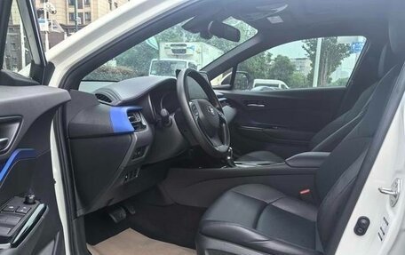 Toyota C-HR I рестайлинг, 2022 год, 2 000 000 рублей, 8 фотография