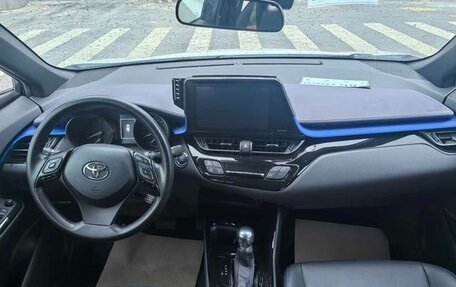 Toyota C-HR I рестайлинг, 2022 год, 2 000 000 рублей, 10 фотография