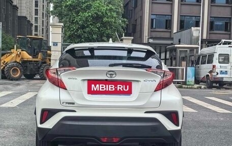 Toyota C-HR I рестайлинг, 2022 год, 2 000 000 рублей, 2 фотография