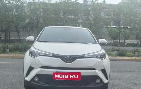 Toyota C-HR I рестайлинг, 2022 год, 2 000 000 рублей, 4 фотография