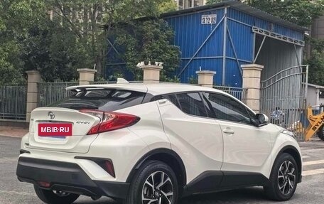 Toyota C-HR I рестайлинг, 2022 год, 2 000 000 рублей, 6 фотография