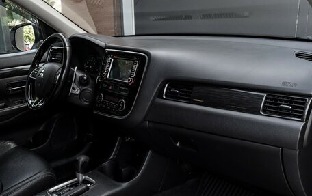 Mitsubishi Outlander III рестайлинг 3, 2016 год, 1 850 000 рублей, 2 фотография