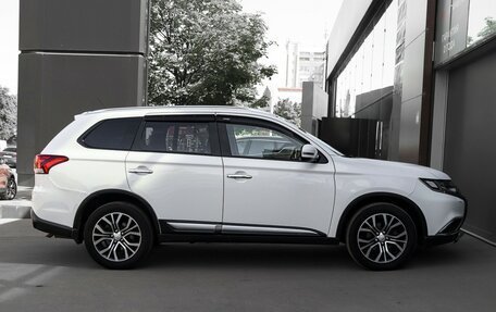Mitsubishi Outlander III рестайлинг 3, 2016 год, 1 850 000 рублей, 9 фотография