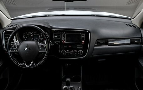 Mitsubishi Outlander III рестайлинг 3, 2016 год, 1 850 000 рублей, 11 фотография