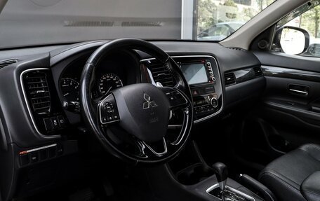 Mitsubishi Outlander III рестайлинг 3, 2016 год, 1 850 000 рублей, 13 фотография