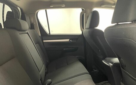 Toyota Hilux VIII, 2017 год, 2 650 000 рублей, 10 фотография